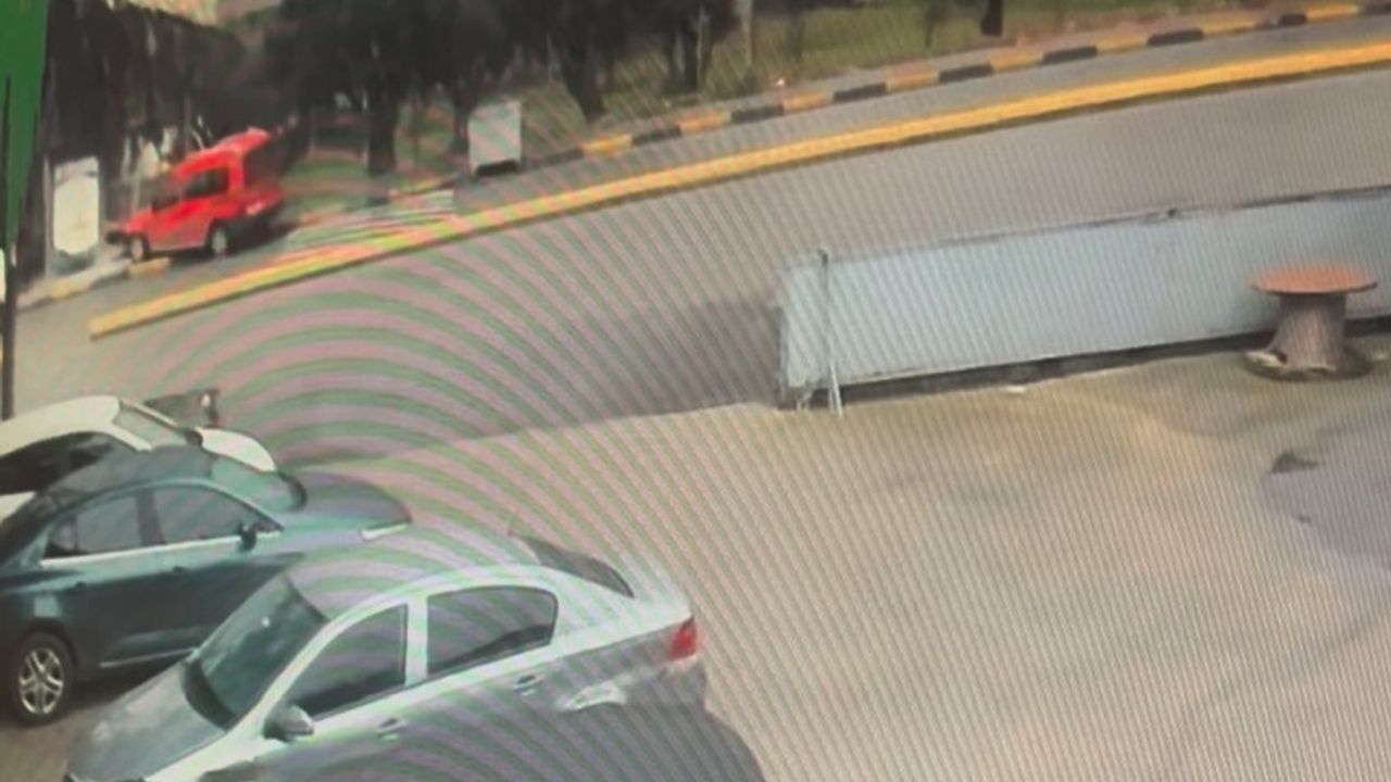 Darıca'da Sürücüsüz Araç Otobüs Durağına Çarptı