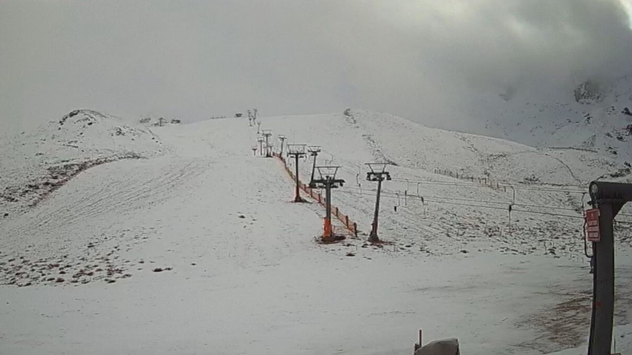 Davraz Kayak Merkezi'ne Mevsimin İlk Karı Düştü