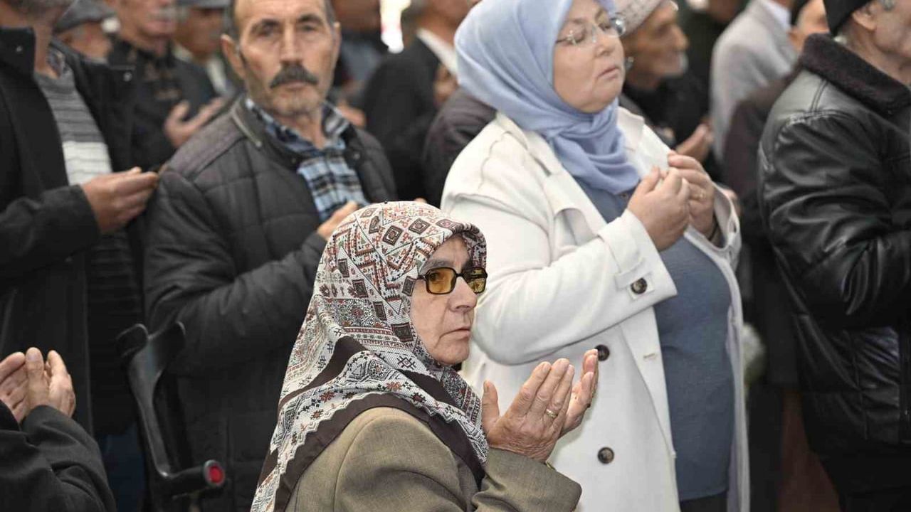 Demirci'de 'Def-i Bela' Kurbanı: 8 Bin Kişiye Pilav ve Kavurma