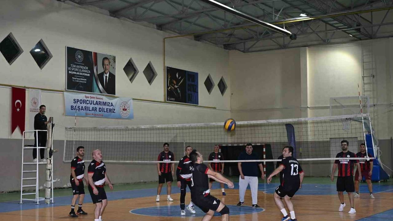 Demirci'de Kaymakamlık Kupası Voleybol Turnuvası Başladı