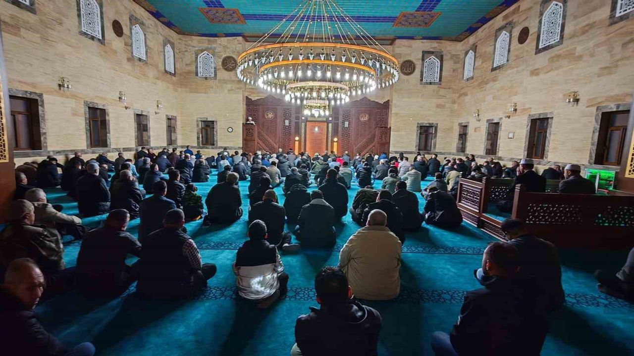 Demirci'de Regaip Kandili Camilerde Dualarla İdrak Edildi