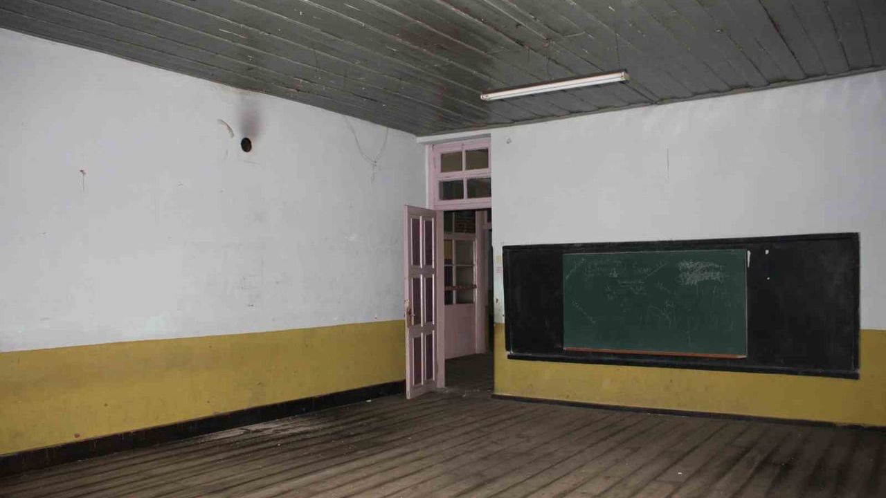 Demirci’nin 120 yıllık okulundan 'Demirci Halı Merkezi'ne: Halı Müzesi ve Atölye Kuruluyor