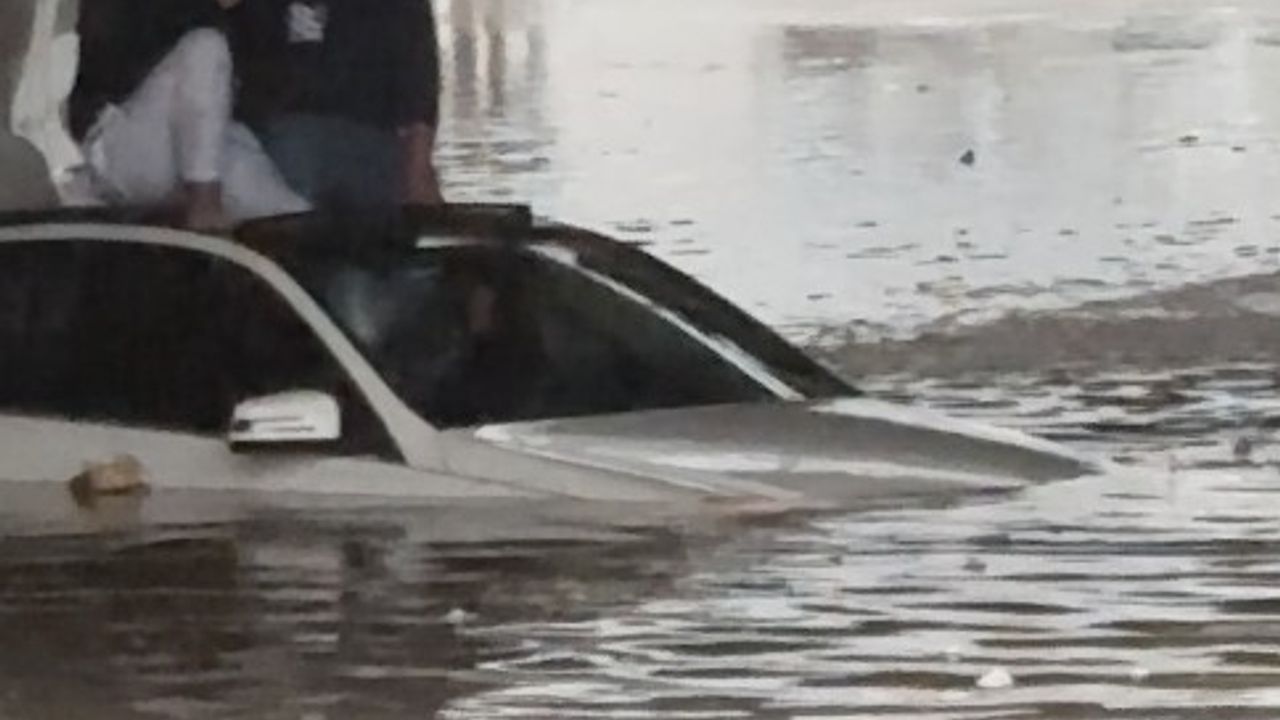 Demre'de Sağanakta Mahsur Kalan 2 Kişi İtfaiye Tarafından Kurtarıldı