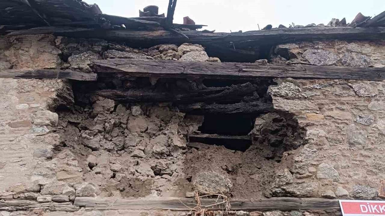 Denizli Buldan'da Metruk Kerpiç Binanın Duvarı Çöktü