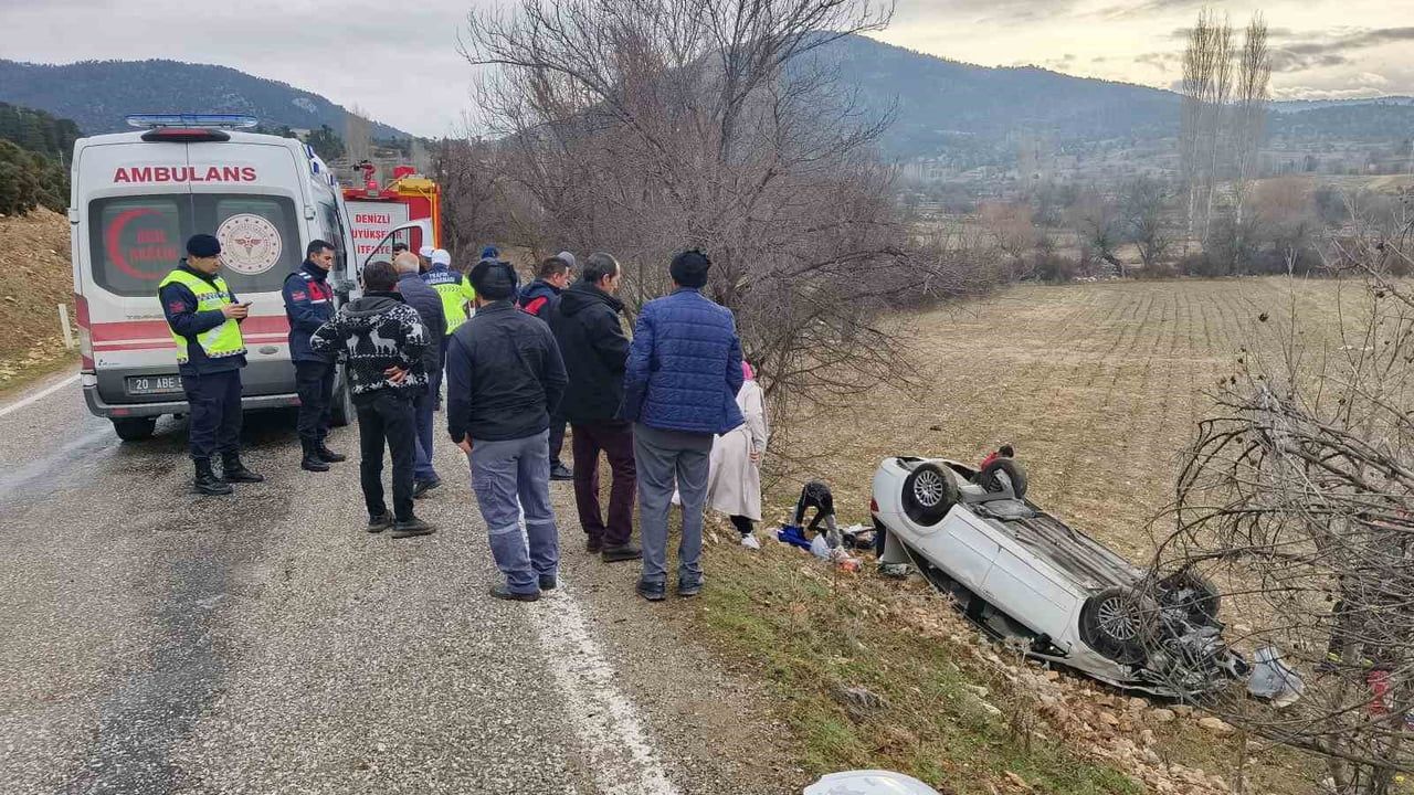 Denizli Çameli'de Otomobil Tarlaya Uçtu: 2 Yaralı