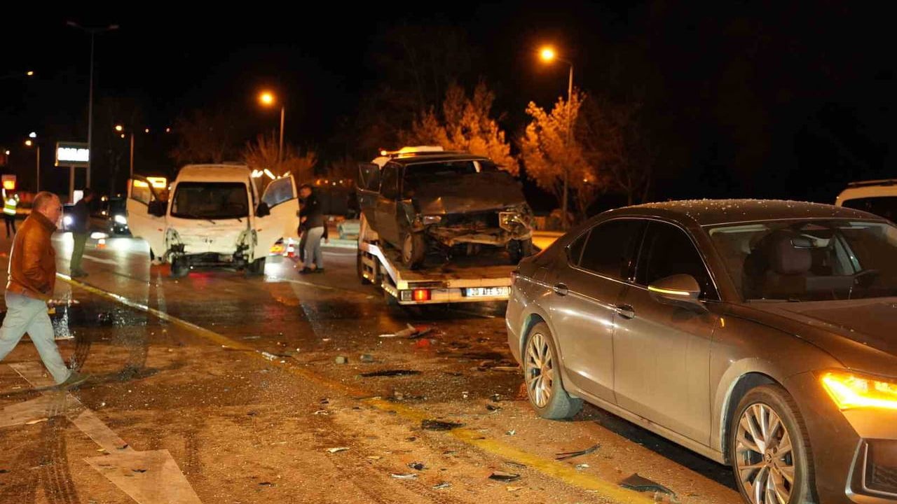 Denizli'de 5 Araçlı Zincirleme Kaza: Sürücü Yaşamını Yitirdi