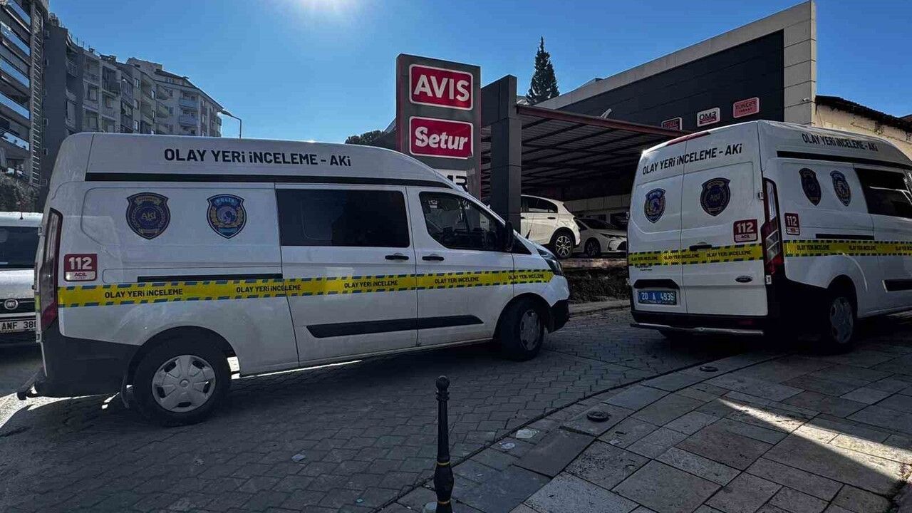 Denizli'de 7 Katlı Binanın Çatısından Düşen Genç Öldü