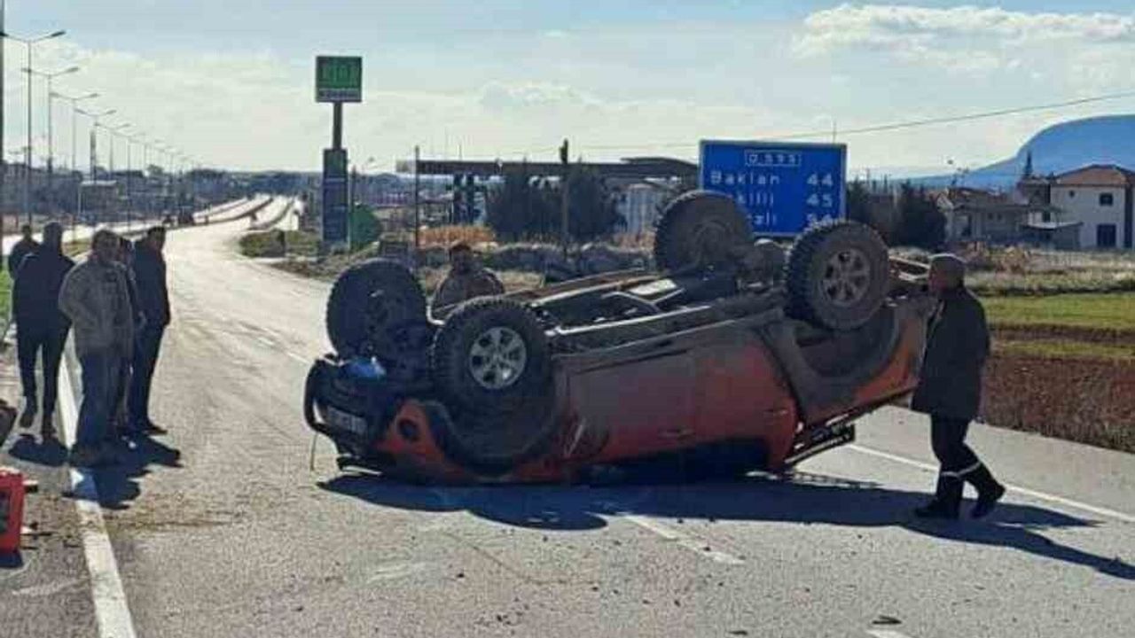 Denizli'de Aksı Kırılan Pikap Takla Attı — Yaralanan Yok
