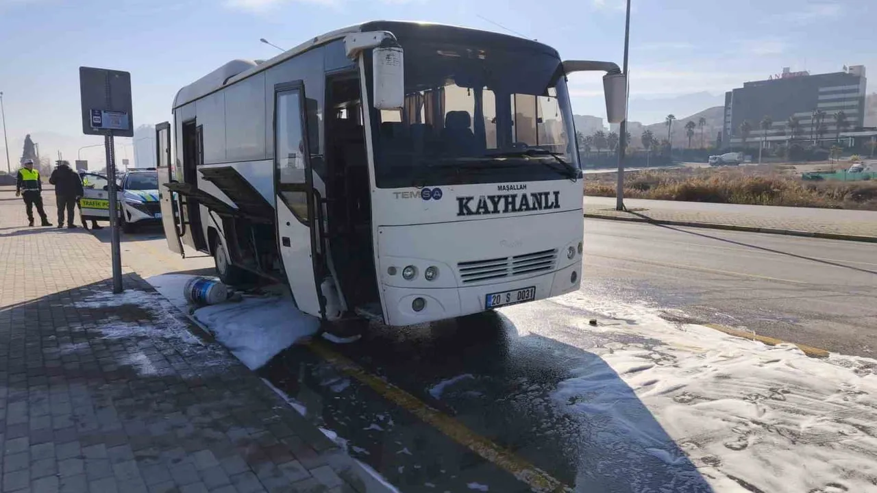 Denizli'de İşçi Servisi Alev Aldı: Sürücü ve İtfaiye Söndürdü