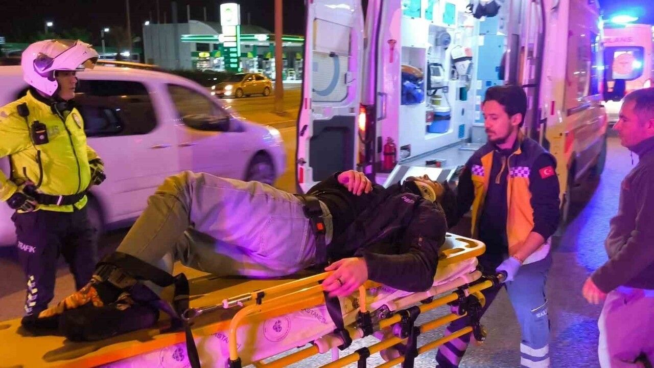 Denizli'de Motosiklet Yön Tabelasına Çarptı: 2 Yaralı