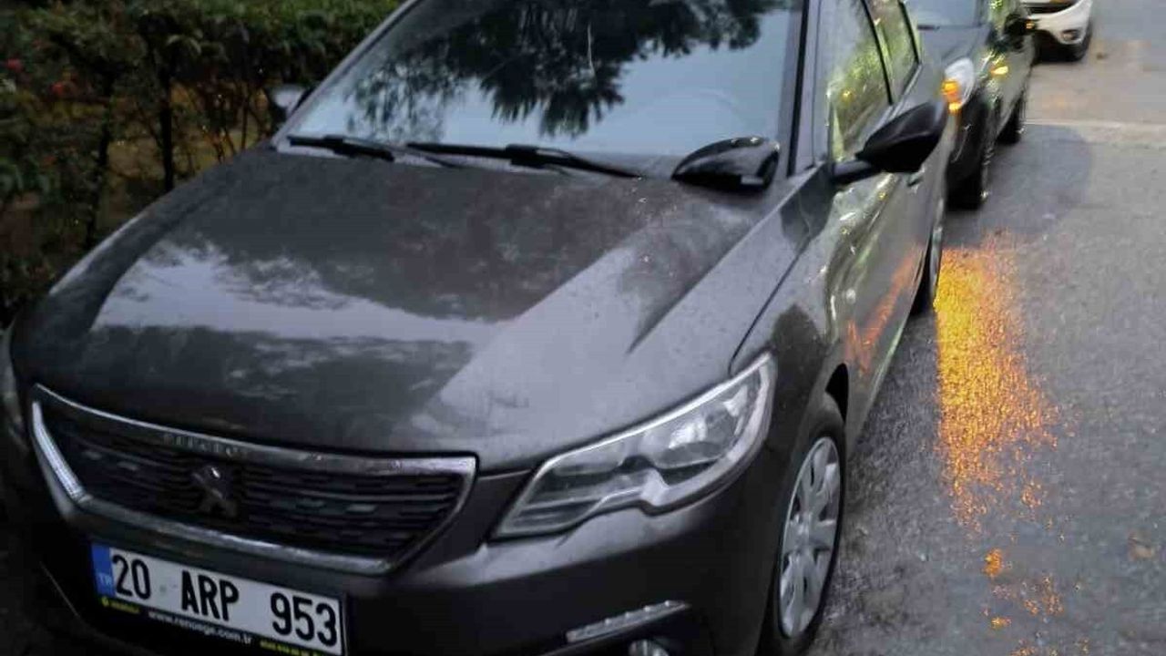 Denizli'de psikolojik sorunları olduğu iddia edilen avukat, Umutkent 2'de yaklaşık 40 araca zarar verdi