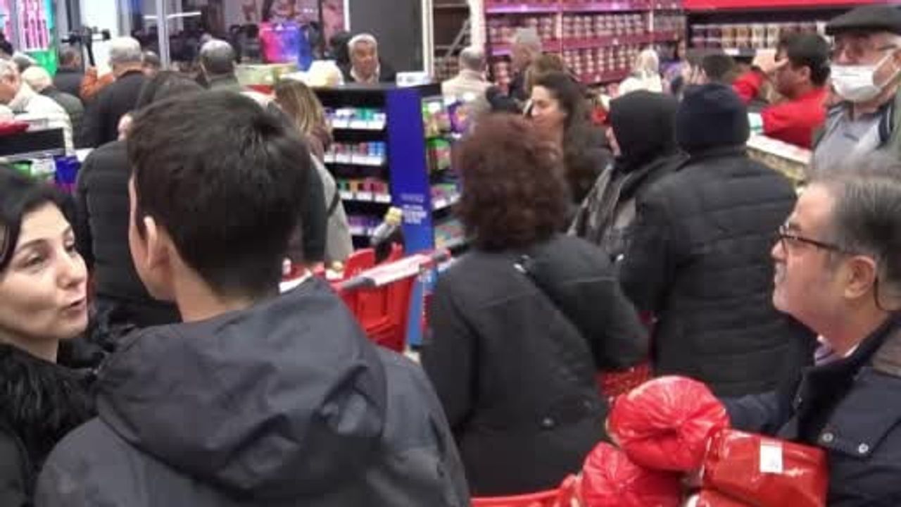 Denizli'de Zincir Market Açılışı: 9 Saat Kuyruk, 1.000 TL Hediye Çeki ve Teknoloji İndirimleri