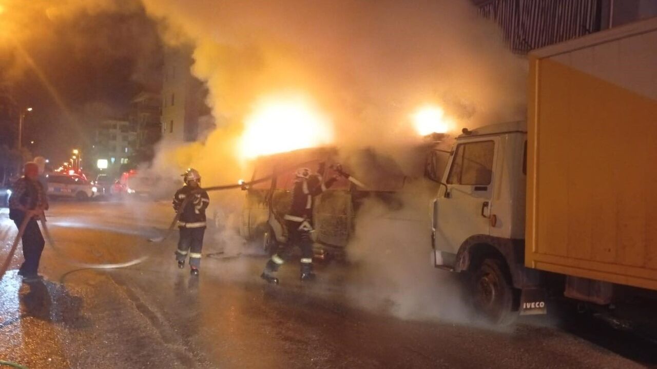 Denizli Merkezefendi'de Park Halindeki Minibüs Alev Aldı