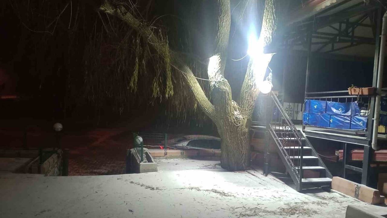 Denizli'nin Yüksek Kesimleri Beyaza Büründü: Yılın İlk Karı Etkili Oldu