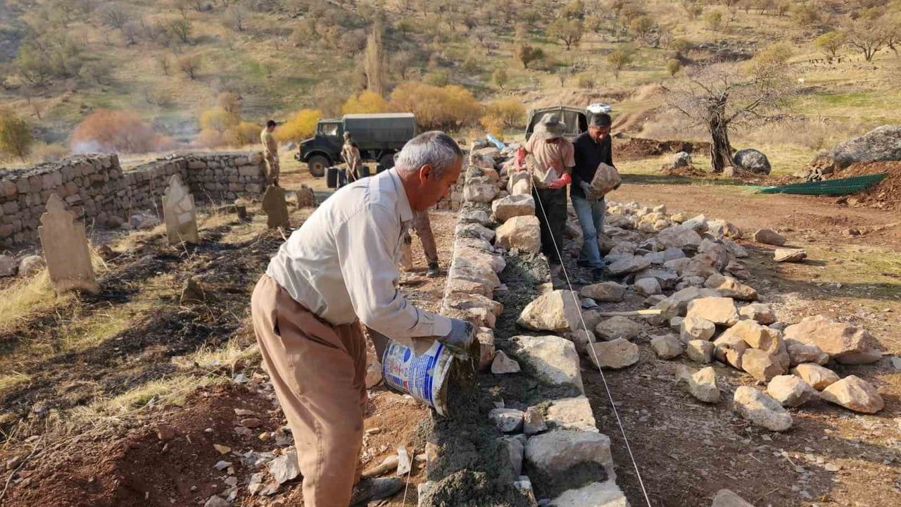 Derecik'te Vefa: 1 Mart 1990'de Şehit Olan 8 Kişinin Mezarları Yeniden Yapıldı