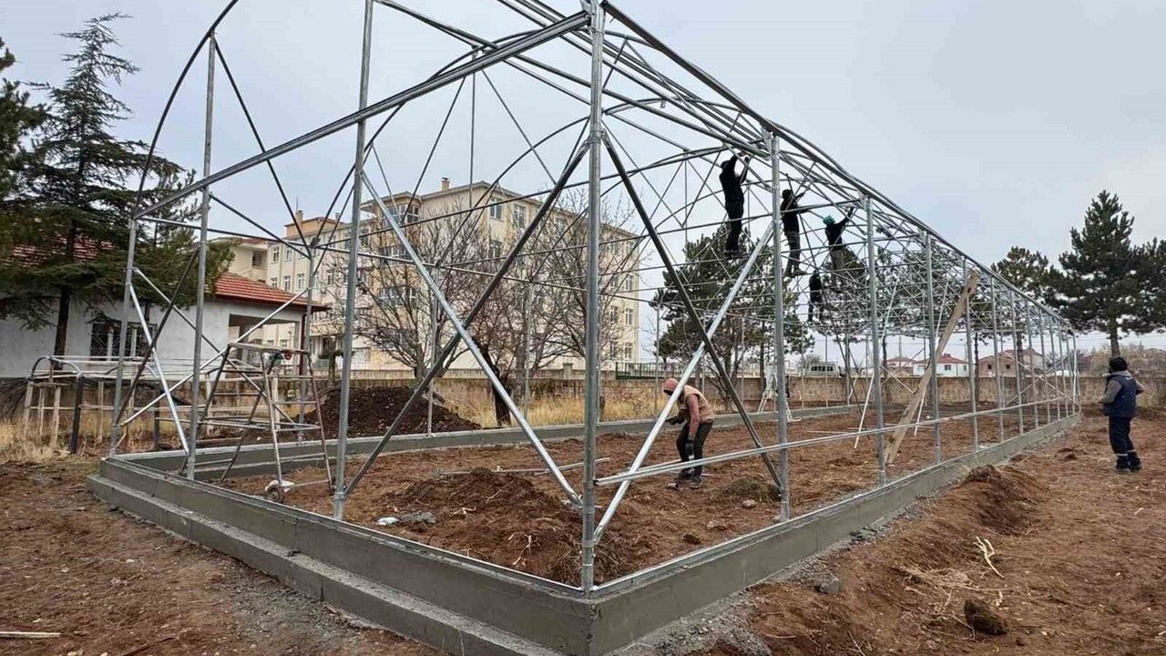 Develi'ye Türkiye'nin İlk Otomatik Havalandırmalı Akıllı Serası ve 2 Milyon TL'lik Asfalt Yatırımı