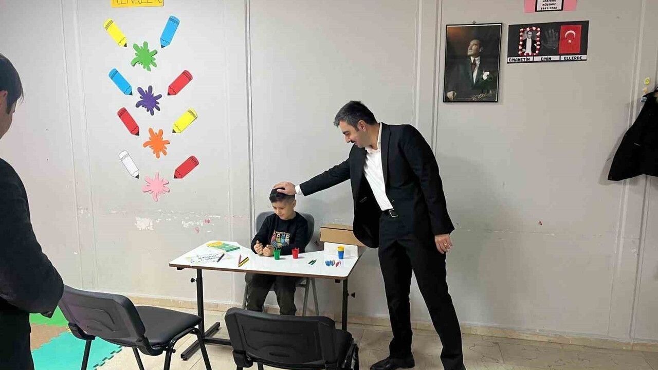 Dicle Kaymakamı Mustafa Atış Şükrü Ayna Özel Eğitim Okulu'nu Ziyaret Edip Özel Gereksinimli Öğrencilerle Buluştu