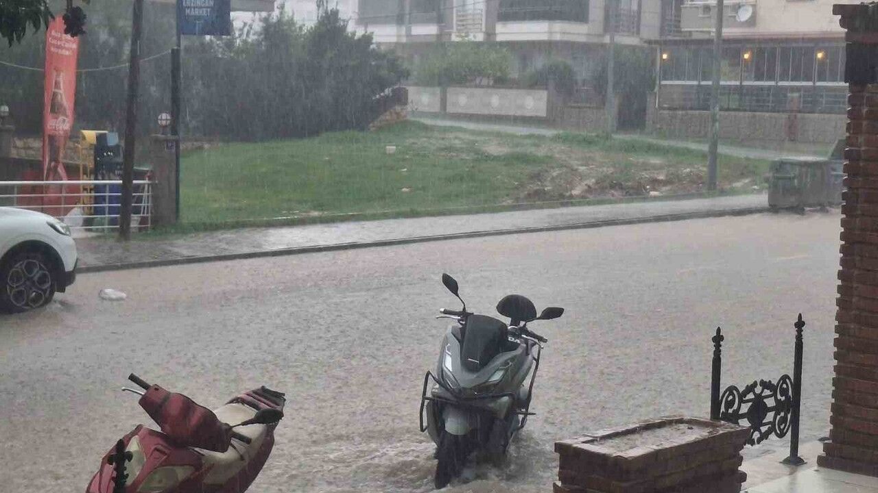 Didim’de Sağanak: Cadde ve Bulvarlar Suyla Kaplandı