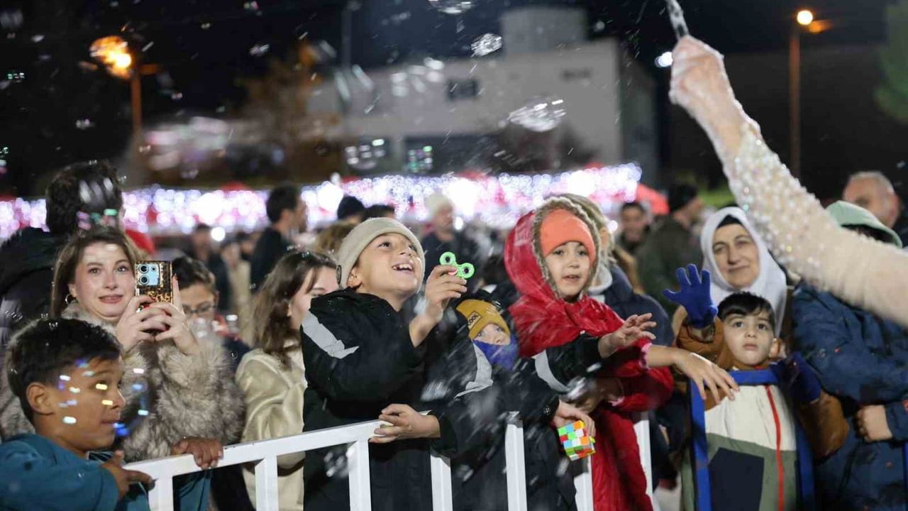 Didim'de Yılbaşı Coşkusu Cumhuriyet Kent Meydanı'nda