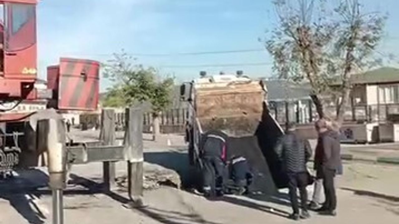 Dilovası'nda Okul Bahçesinde Çökme: Kamyon Vinçle Kurtarıldı