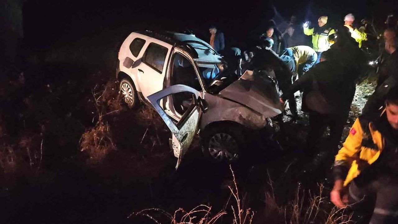 Dinar'da Kamyonla Çarpışan Otomobil Şarampole Devrildi: Sürücü Öldü