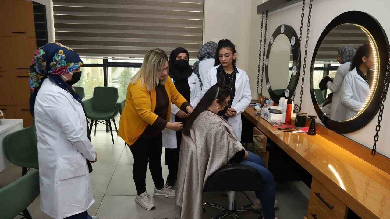 DİSMEK'te 15 Branşta Eğitim: Müzikten Tekstile 274 Kursiyer