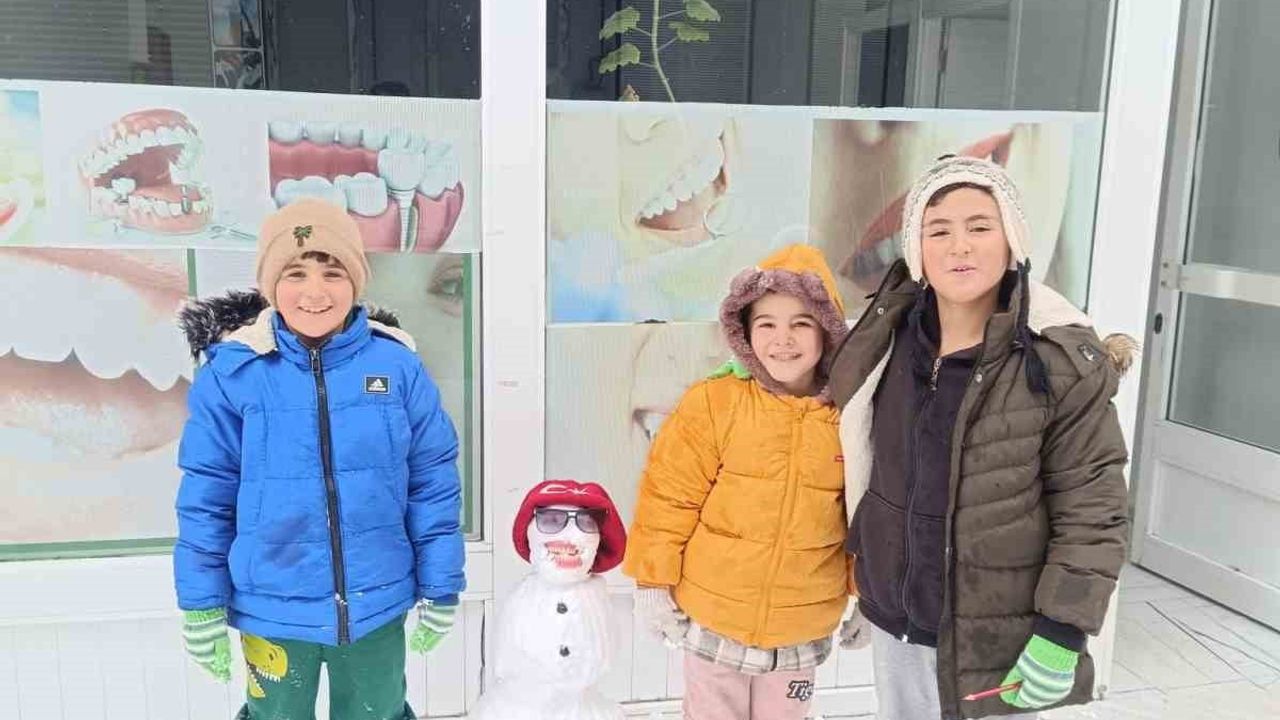 Diyadin'de Kar Sevinci: Çocuklar Kardan Adam Yaptı