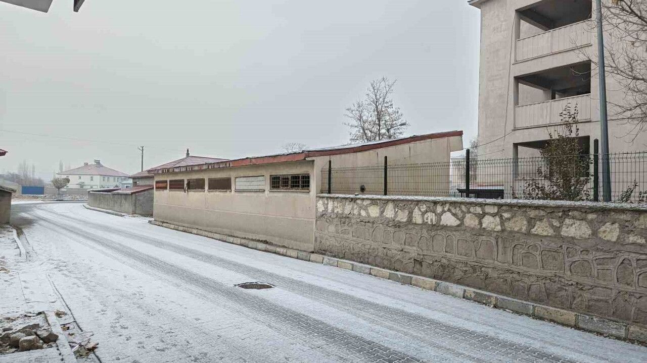 Diyadin'e Mevsimin İlk Karı Düştü