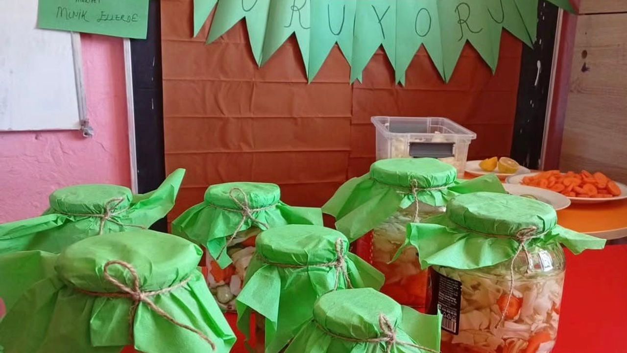 Diyadin Tazekent İlkokulu’nda Miniklerle Turşu Şenliği