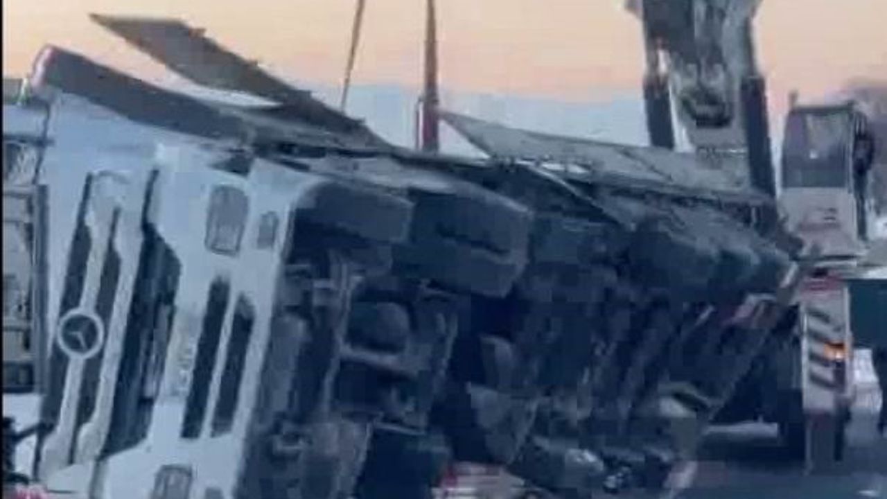 Diyarbakır-Bingöl Karayolu'nda Tır Devrildi: Yol Ulaşıma Kapandı