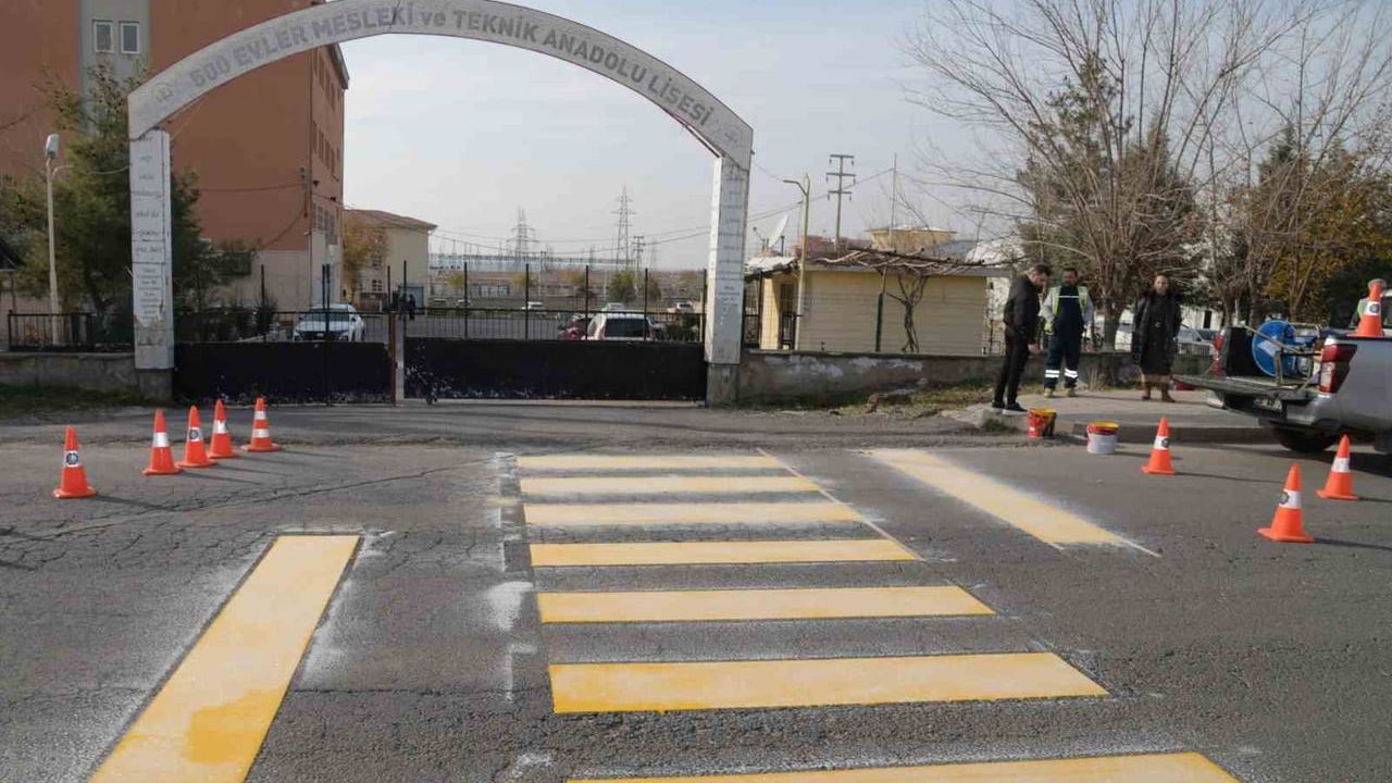 Diyarbakır Büyükşehir'den 'Yerinde Çözüm': Asfalt, Yaya Geçidi ve Su Sayaçları