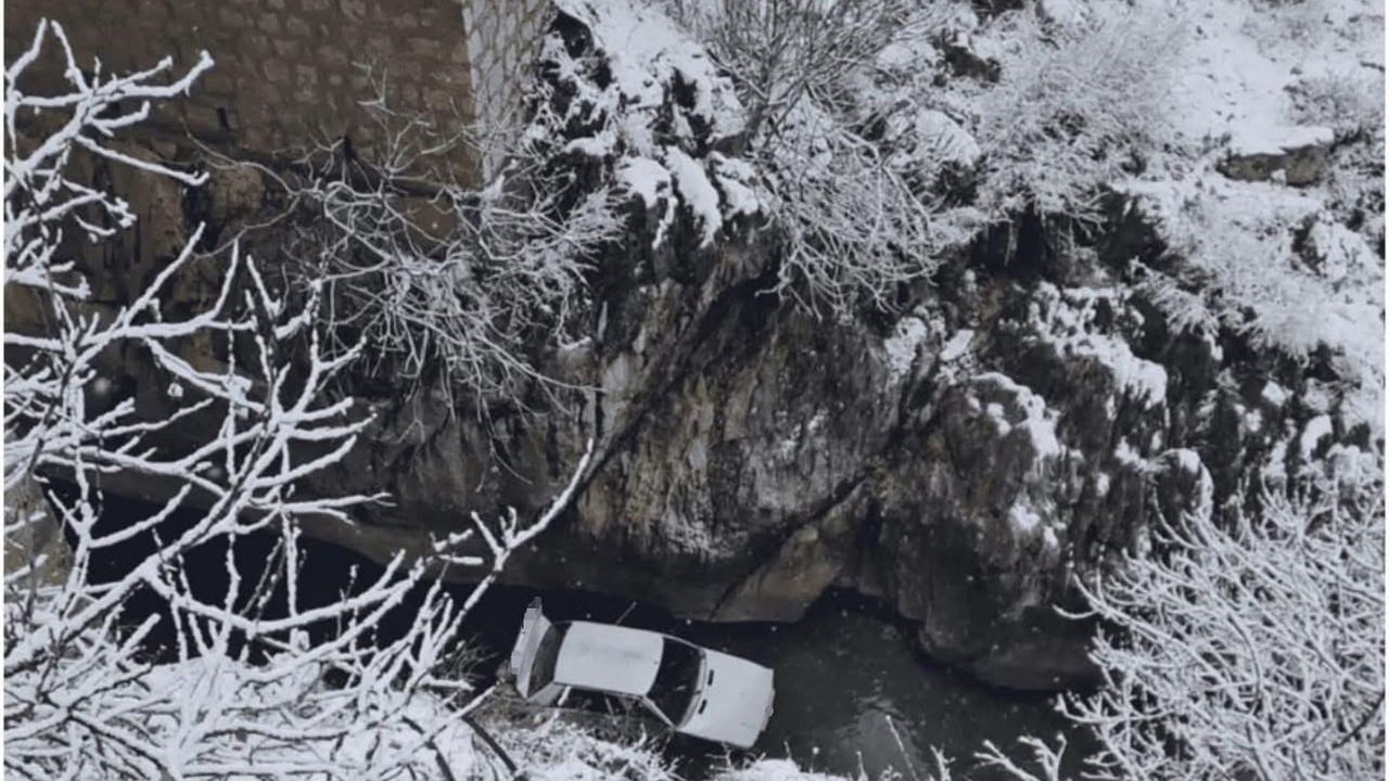 Diyarbakır Çermik'te Buzlanma Kazası: Otomobil Dereye Uçtu, 3 Yaralı