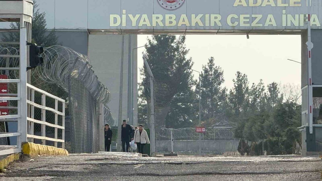 Diyarbakır'da 11’inci Yargı Paketi Heyecanı: Aileler Cezaevi Önünde Tahliye Bekliyor