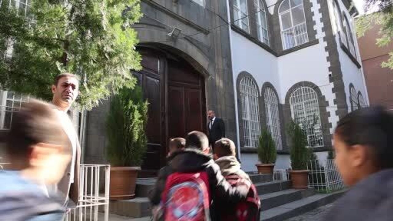 Diyarbakır'da 115 Yıllık Ziya Gökalp İlkokulu'nun Tarihi Kapısı Hâlâ Açılıyor