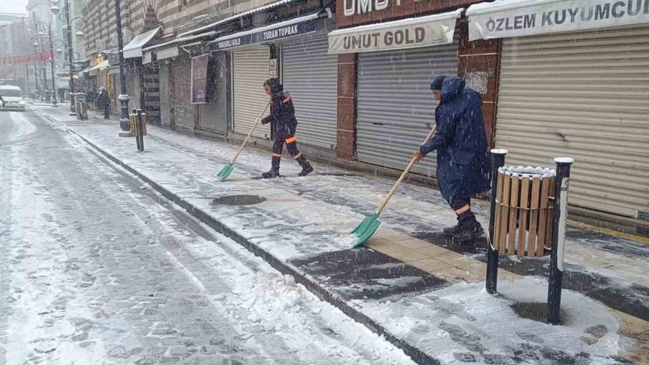 Diyarbakır'da Büyükşehir Belediyesi'nden Tuzlama ve Kar Küreme Seferberliği