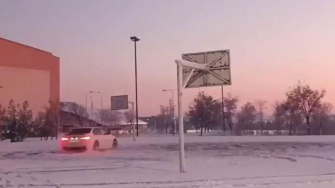 Diyarbakır'da Buz Üstünde Drift: Dicle Üniversitesi'nde Tehlikeli Anlar