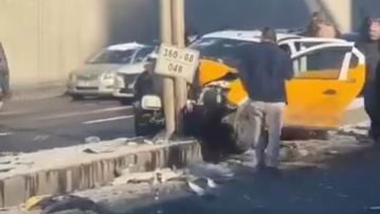 Diyarbakır'da Buzlanma Nedeniyle Taksi Aydınlatma Direğine Çarptı — 1 Yaralı