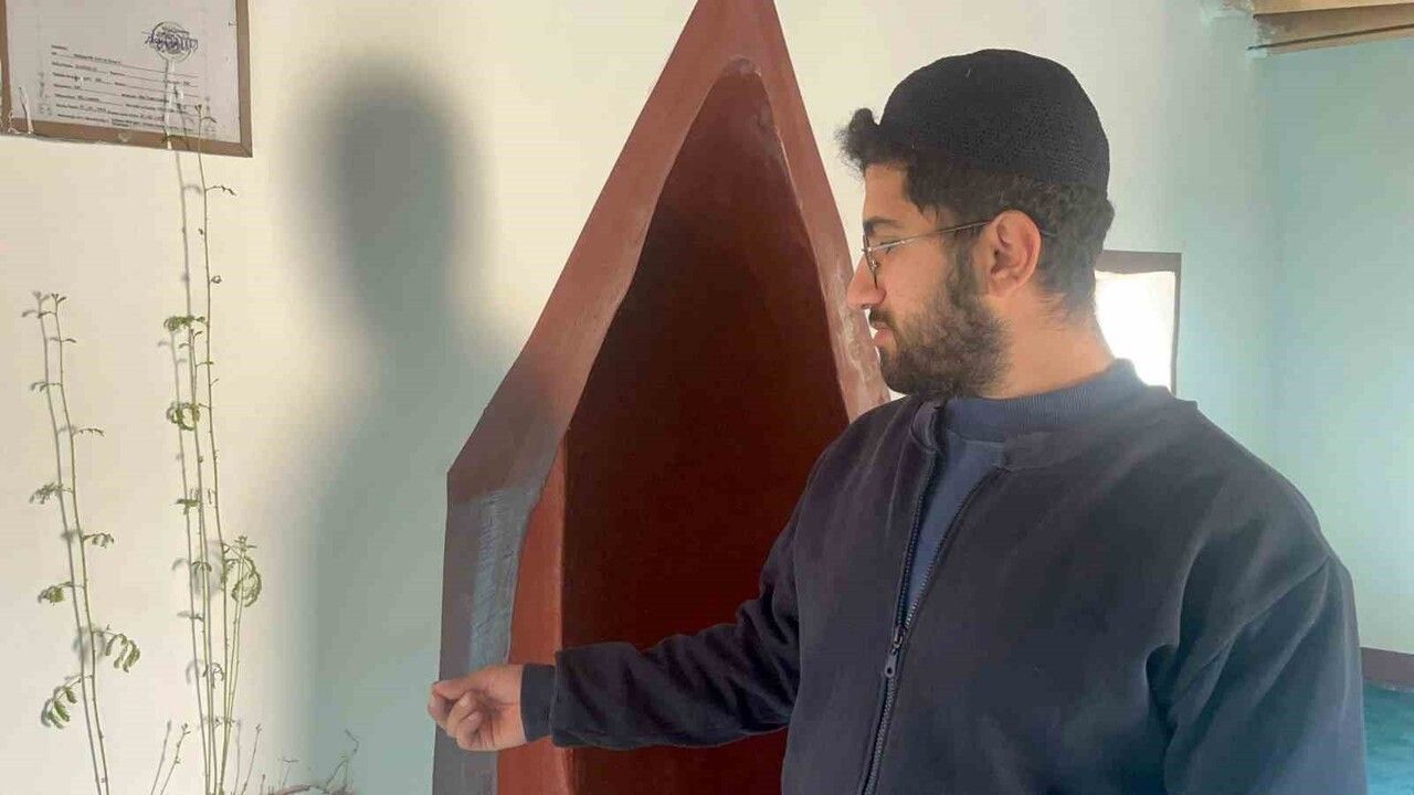 Diyarbakır’da Camide Mihrap Duvarından Yeşeren Bitki Cemaatı Şaşırttı