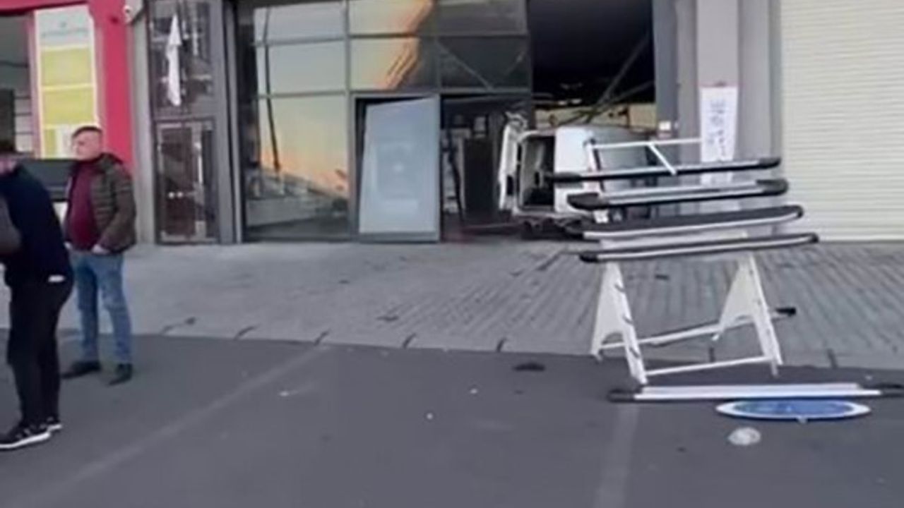 Diyarbakır'da Fren Yerine Gaza Basan Sürücü Dükkana Girdi — 4. Sanayi Sitesi'nde Kaza