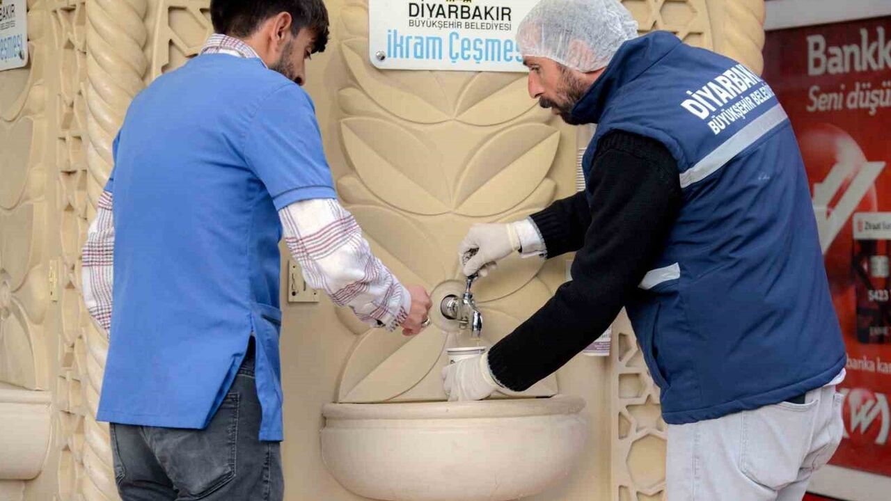 Diyarbakır'da İkram Çeşmesi: Hafta İçi Bin 900 Kişiye Çorba ve Limonata