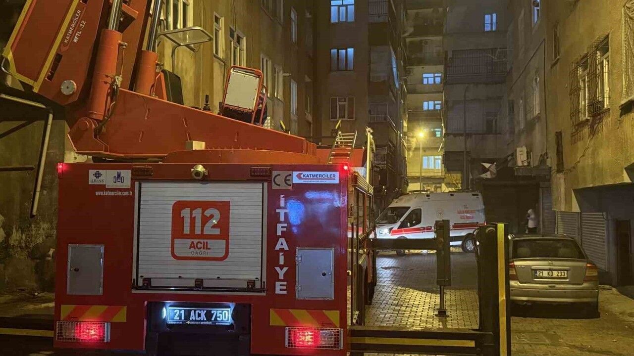 Diyarbakır'da İtfaiye Merdivenle Eve Girdi — Uyuyan 15 Yaşındaki Çocuk Bulundu