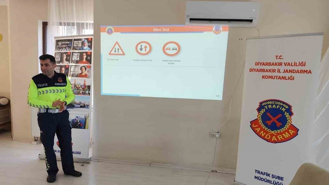 Diyarbakır'da Jandarma'dan Emniyet Kemeri Semineri