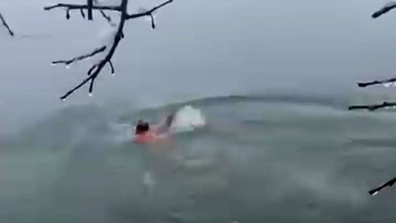 Diyarbakır'da Kar Altında Dicle Nehri'ne Giren Vatandaşın Anları