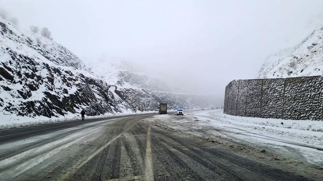 Diyarbakır'da Kar Etkili: Diyarbakır-Bingöl Karayolunda Araçlar Mahsur Kaldı