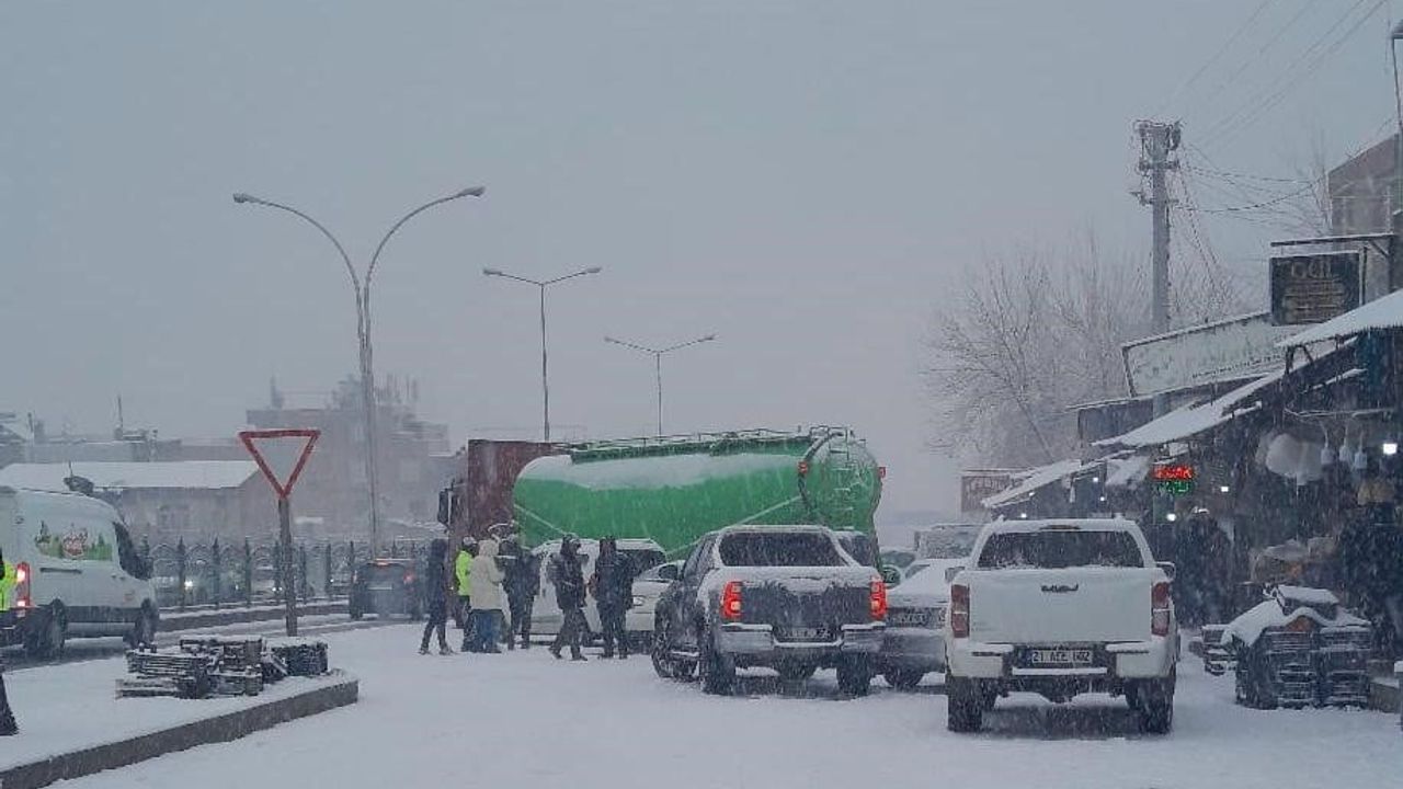 Diyarbakır'da Kar Kazası: Silvan Bulvarı'nda 5 Araç Birbirine Girdi