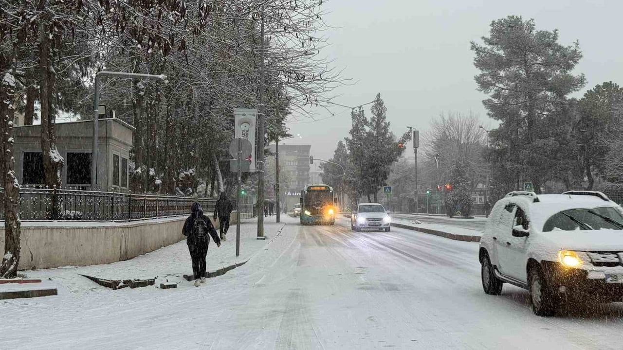 Diyarbakır'da Kar Yağışı Hayatı Olumsuz Etkiledi