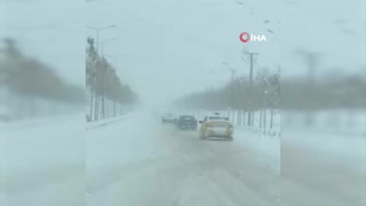Diyarbakır'da Kar Yağışı: Kaygan Yolda Kılpayı Atlatılan Kaza Kamerada