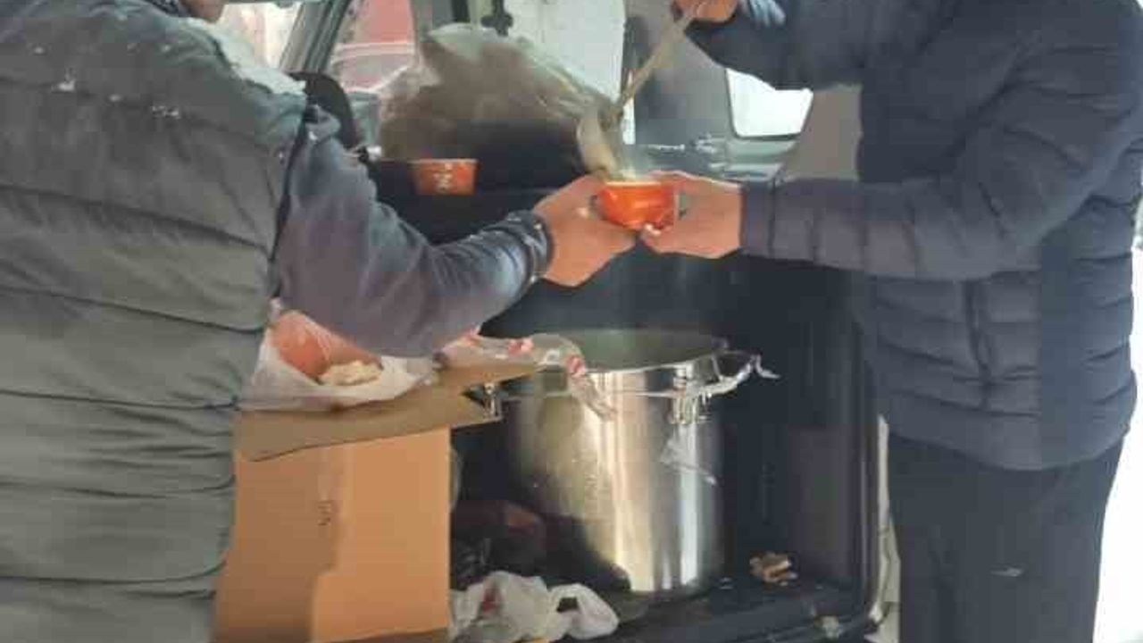 Diyarbakır'da Karda Mahsur Kalanlara Bin Kişilik Sıcak Çorba Desteği