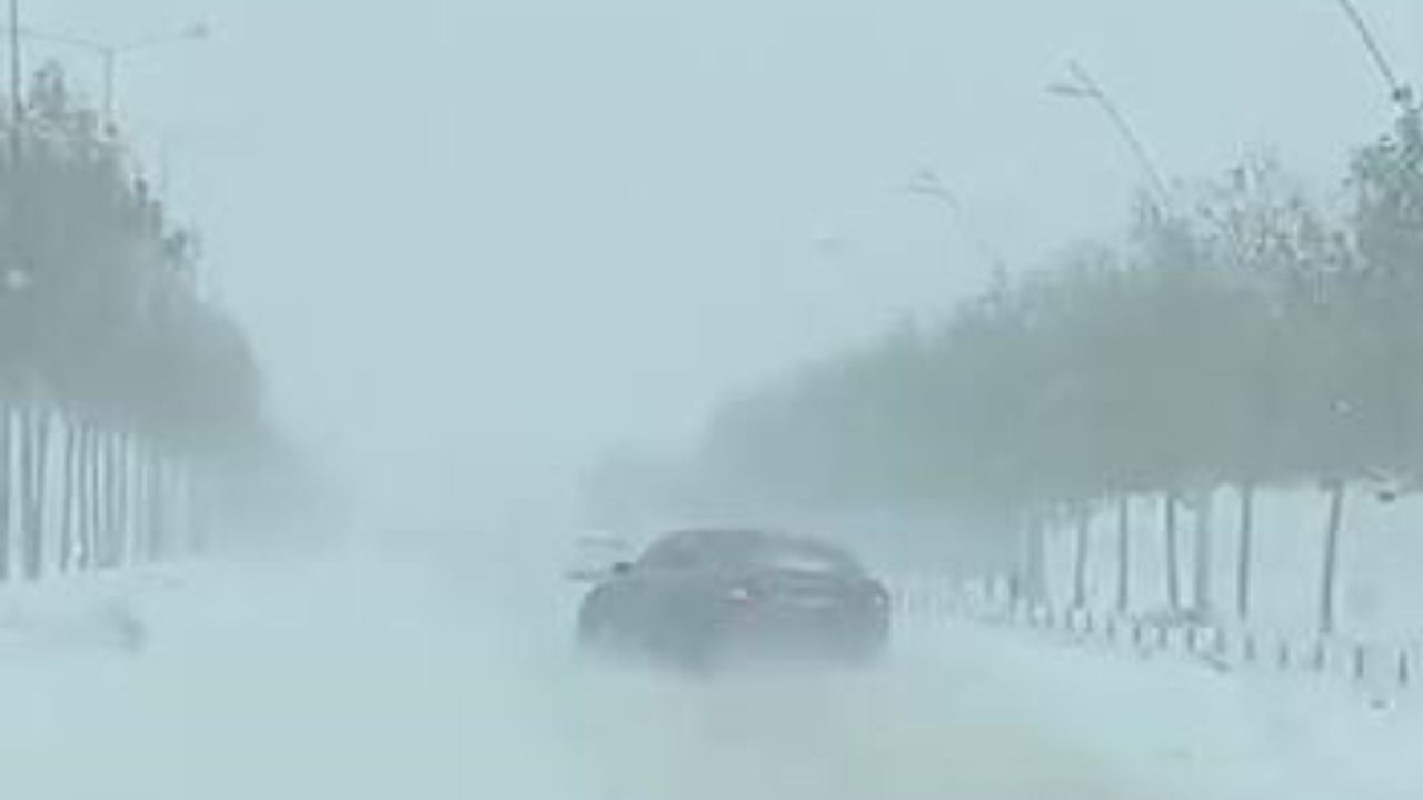 Diyarbakır'da Karla Kayganlaşan Yolda Kaza Kıl Payı Atlatıldı