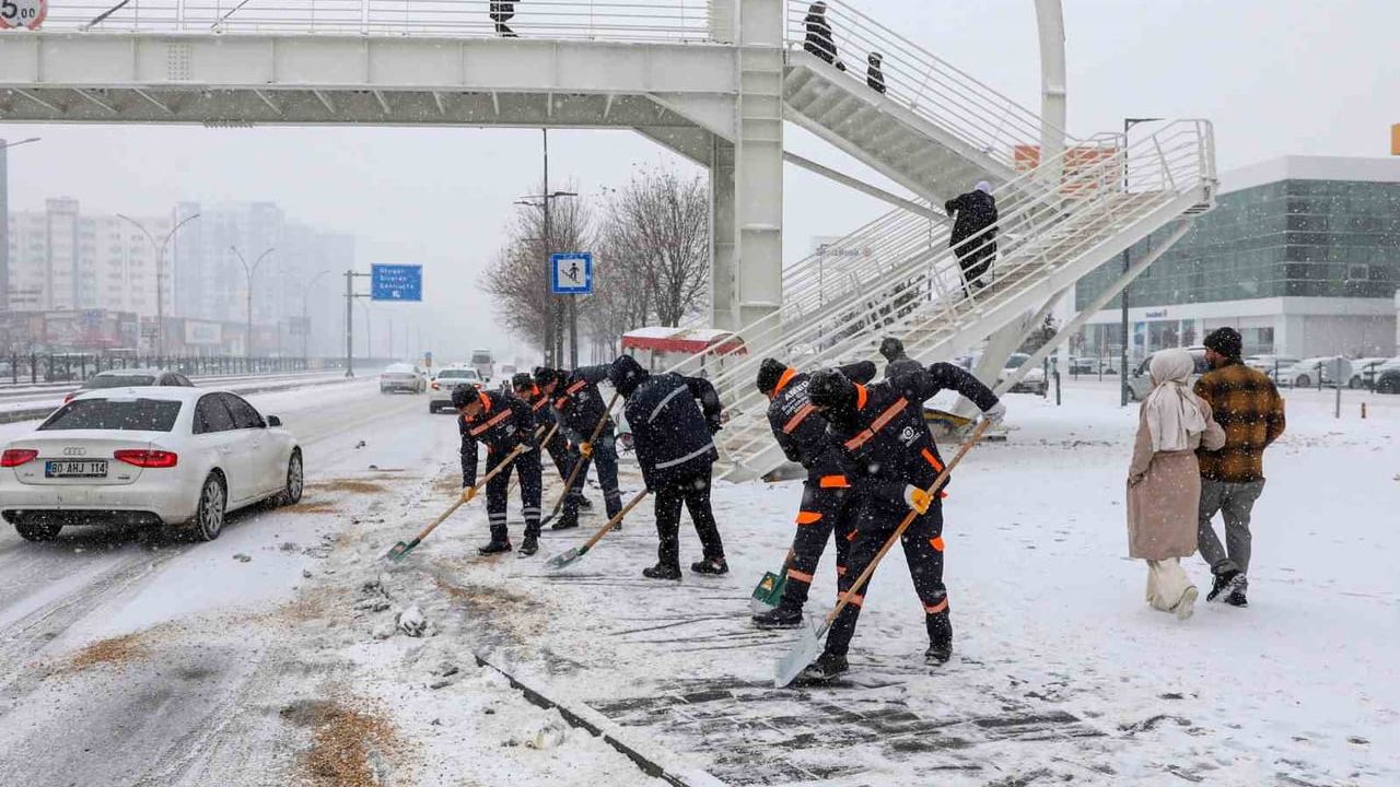 Diyarbakır'da Karla Mücadele: 850 Personel Sahada